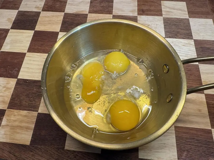 Steamed eggs with shrimp boiling water step 0