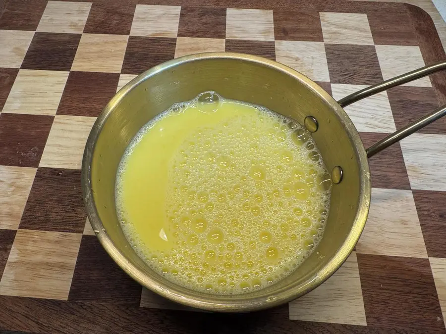 Steamed eggs with shrimp boiling water step 0