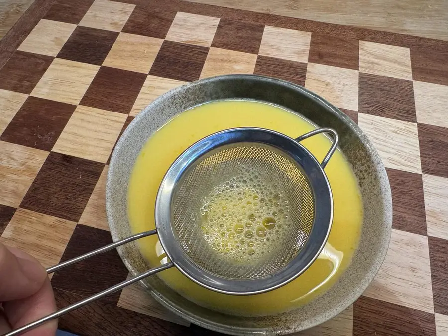 Steamed eggs with shrimp boiling water step 0