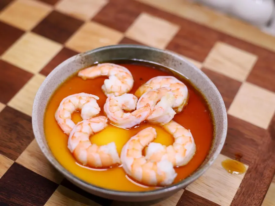 Steamed eggs with shrimp boiling water step 0