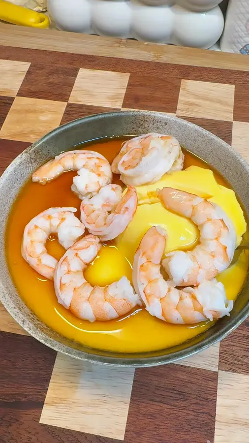 Steamed eggs with shrimp boiling water