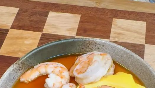 Steamed eggs with shrimp boiling water