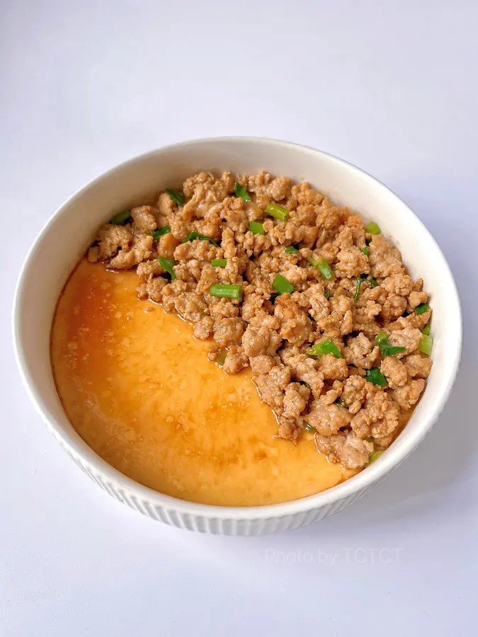 Steamed eggs  with minced meat are thriving