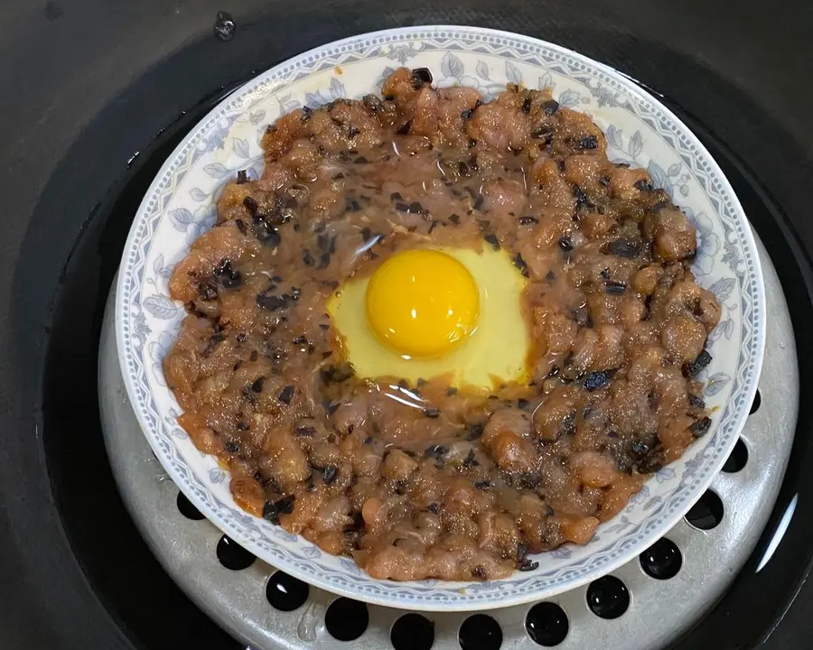 Steamed eggs on meatloaf step 0