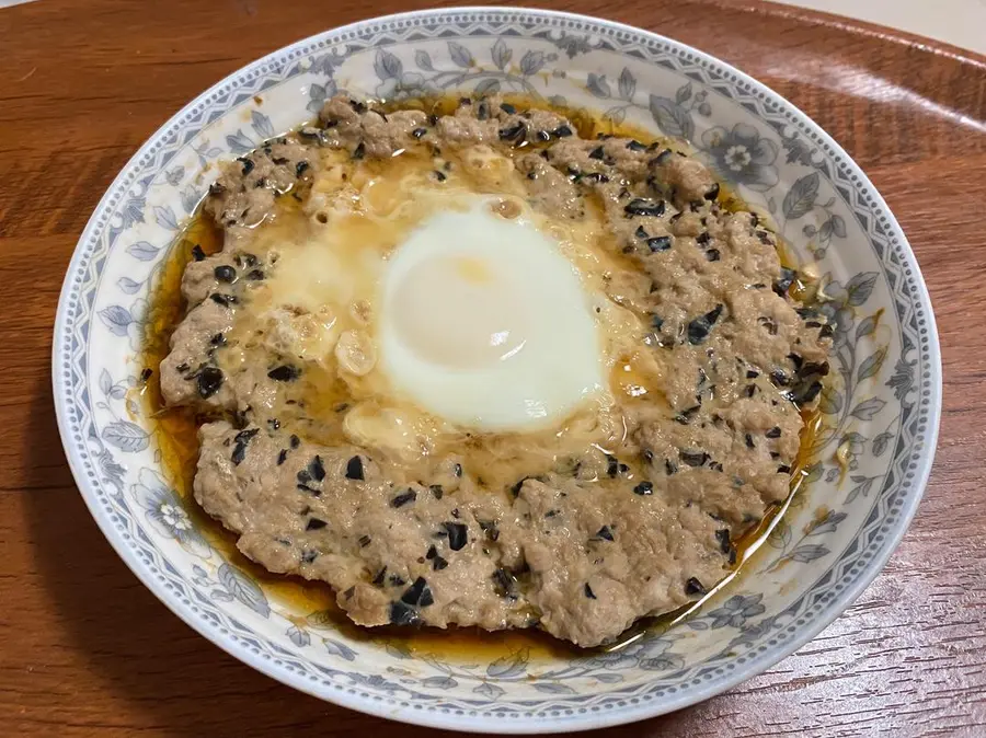 Steamed eggs on meatloaf