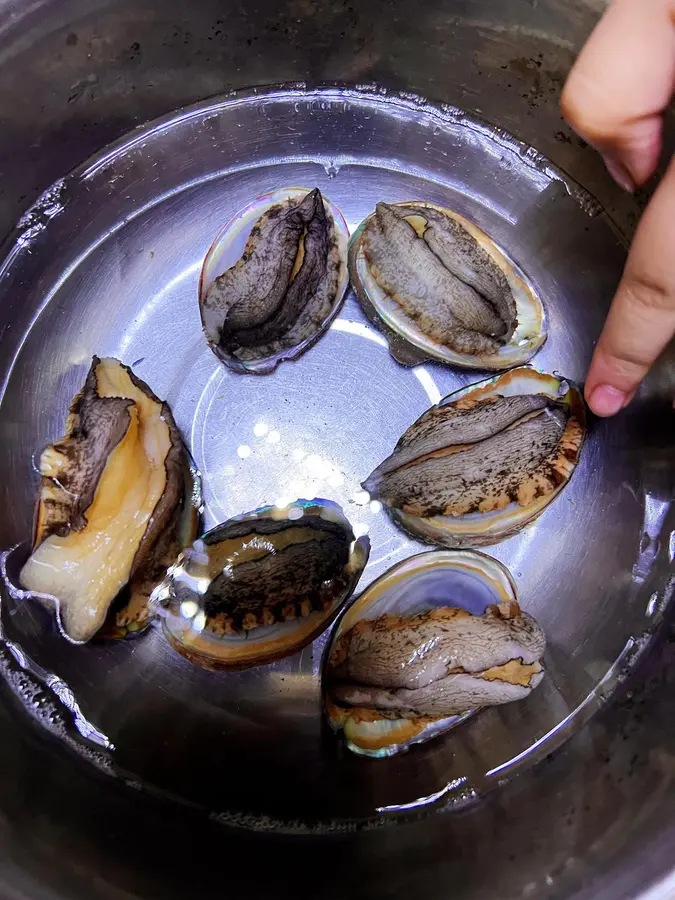 Nutritious and tender steamed egg custard with abalone step 0