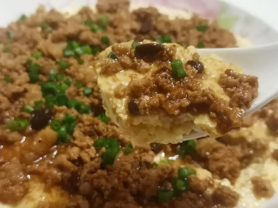 Steamed eggs with minced meat and tofu step 0