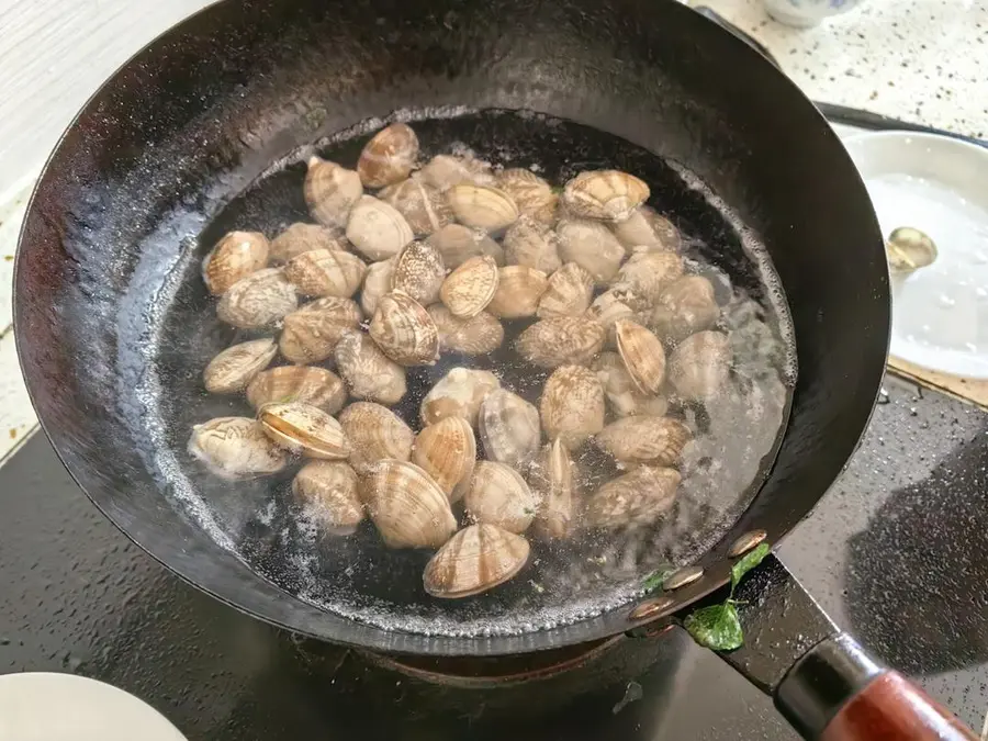 Delicious - steamed eggs with clams step 0