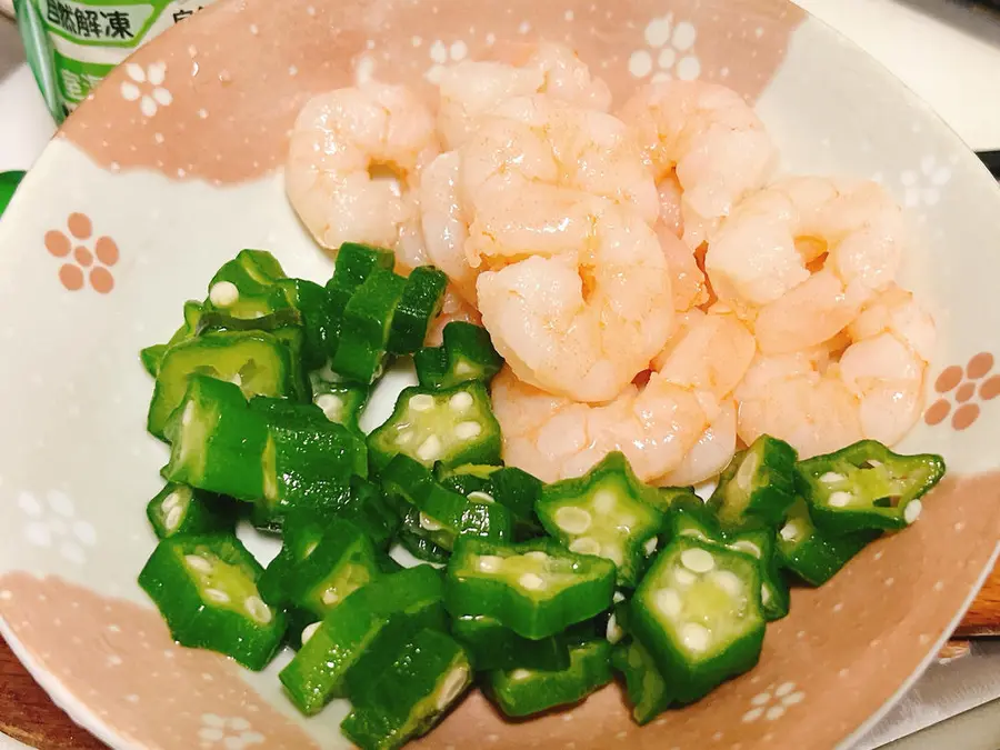 Steamed eggs with shrimp okra step 0