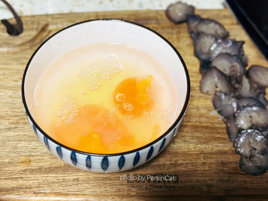 Steamed eggs with low-calorie and high-protein nutritious sea cucumbers step 0