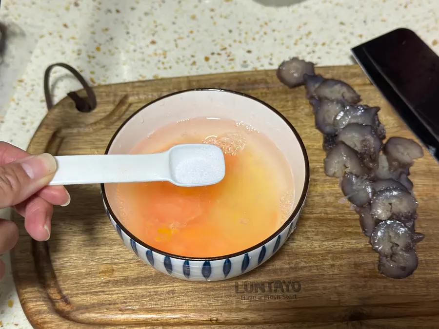 Steamed eggs with low-calorie and high-protein nutritious sea cucumbers step 0