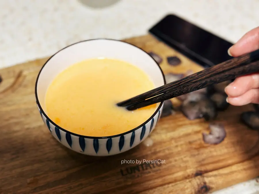 Steamed eggs with low-calorie and high-protein nutritious sea cucumbers step 0