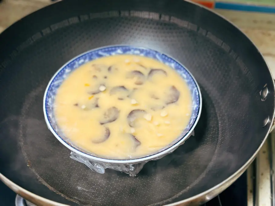 Steamed eggs with low-calorie and high-protein nutritious sea cucumbers step 0