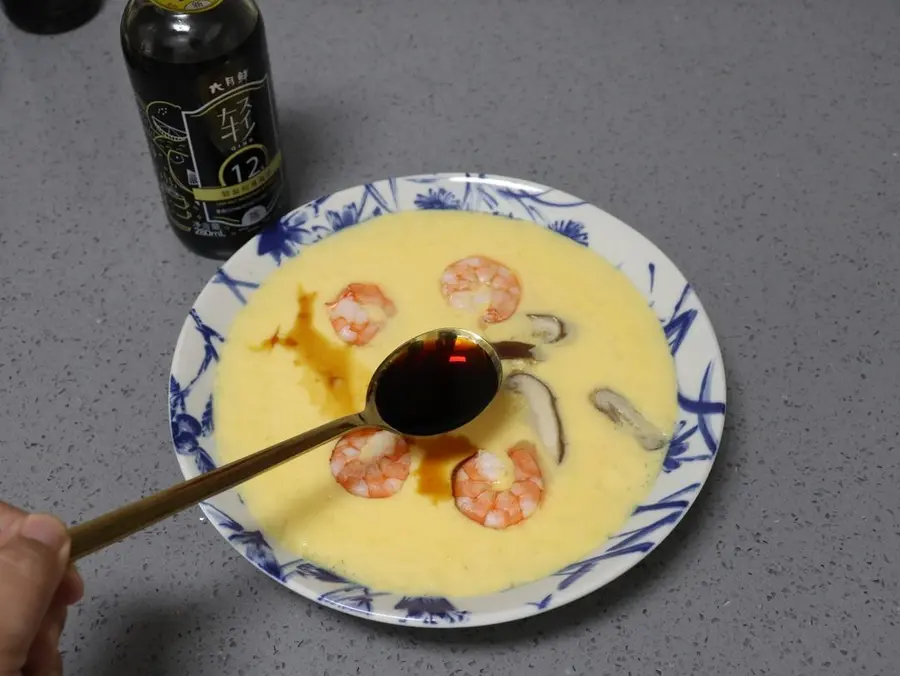 Steamed egg custard with prawns and scallops step 0