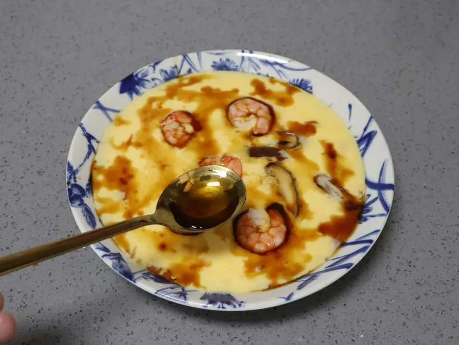 Steamed egg custard with prawns and scallops step 0