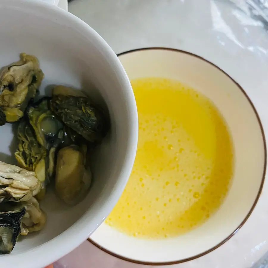 Steamed eggs with oysters and wolfberries step 0