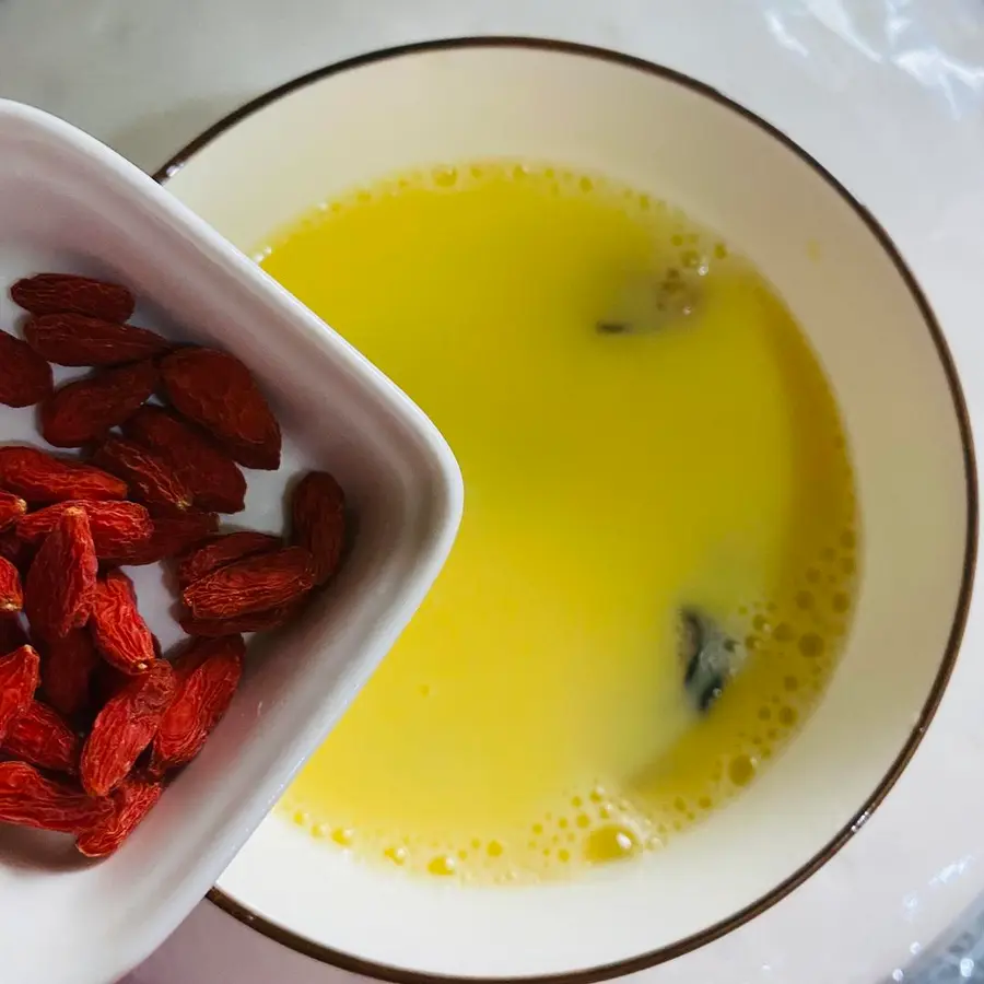 Steamed eggs with oysters and wolfberries step 0