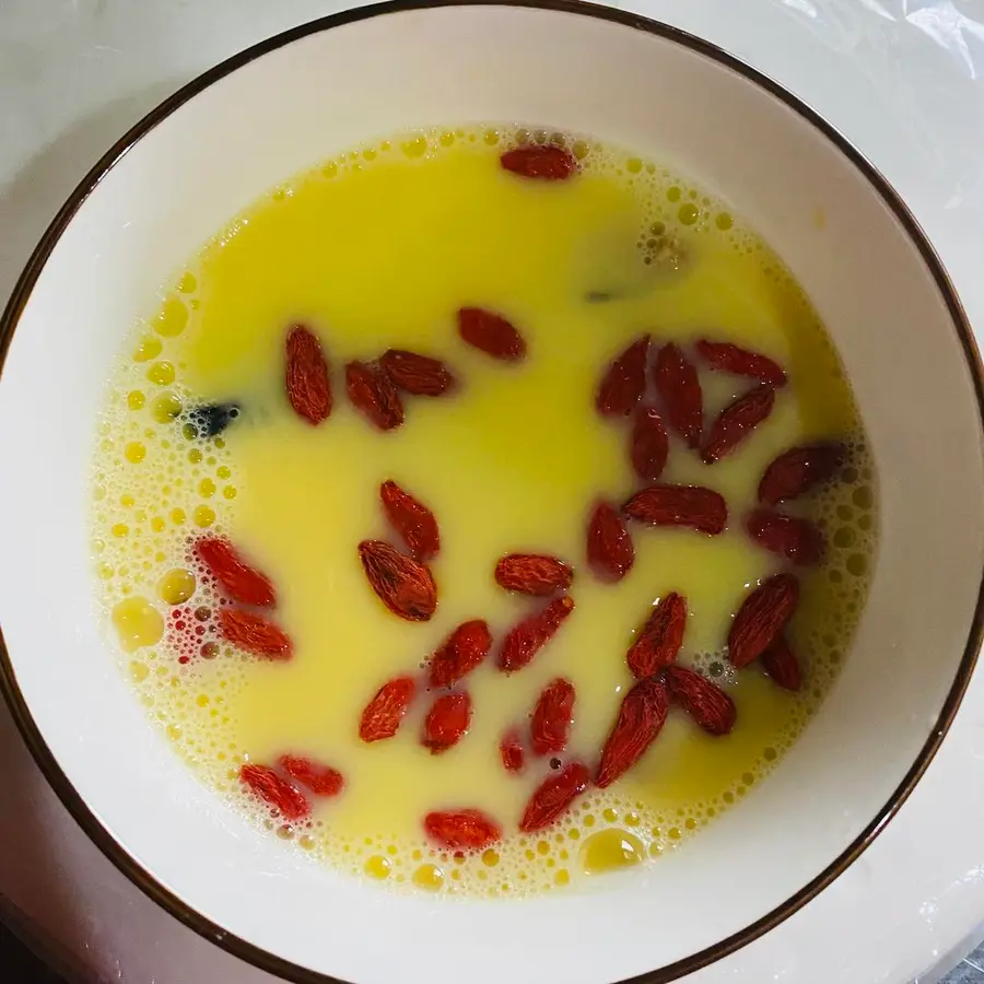 Steamed eggs with oysters and wolfberries step 0