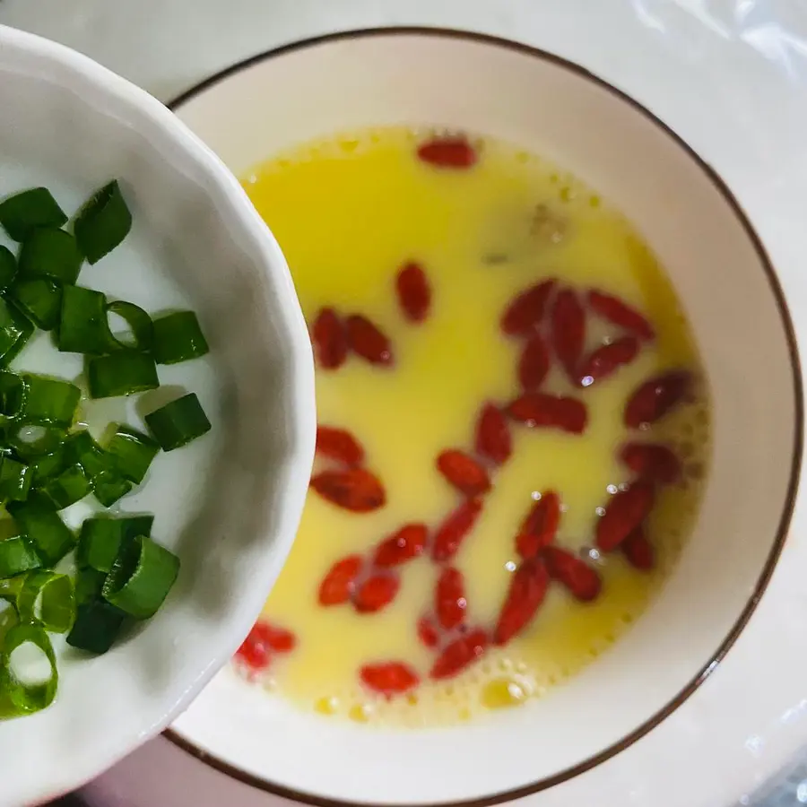 Steamed eggs with oysters and wolfberries step 0