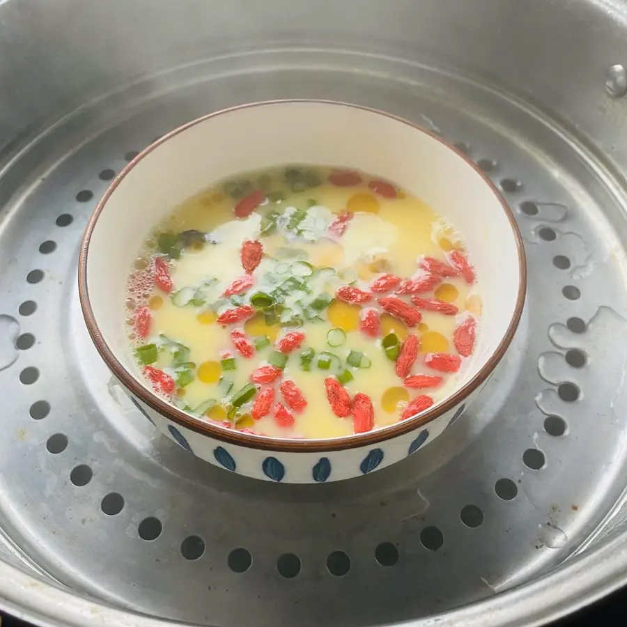 Steamed eggs with oysters and wolfberries step 0