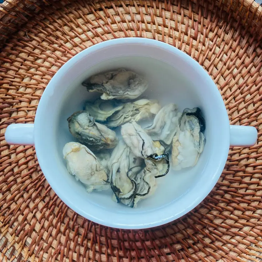 Steamed eggs with oysters and wolfberries step 0