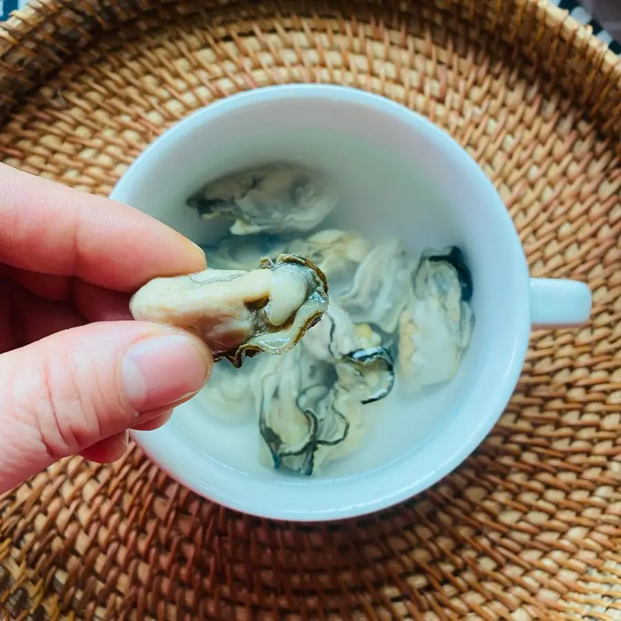 Steamed eggs with oysters and wolfberries step 0