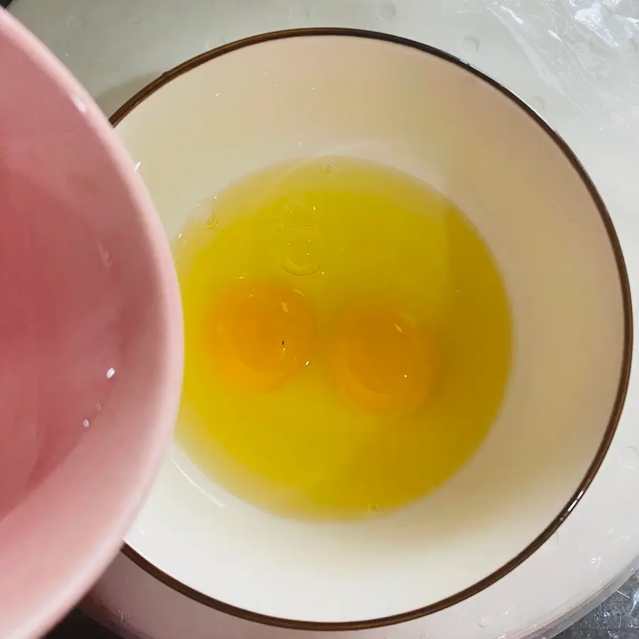 Steamed eggs with oysters and wolfberries step 0