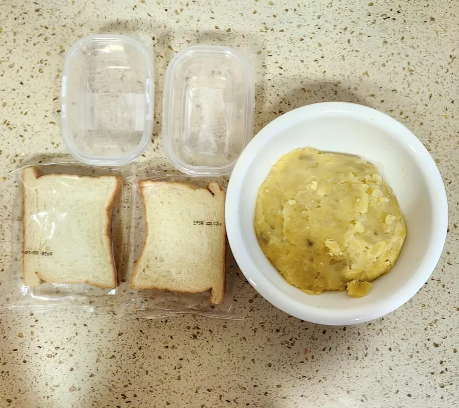 Today's breakfast: toast mashed potato chocolate box, cabbage tofu soup, zucchini steamed egg step 0