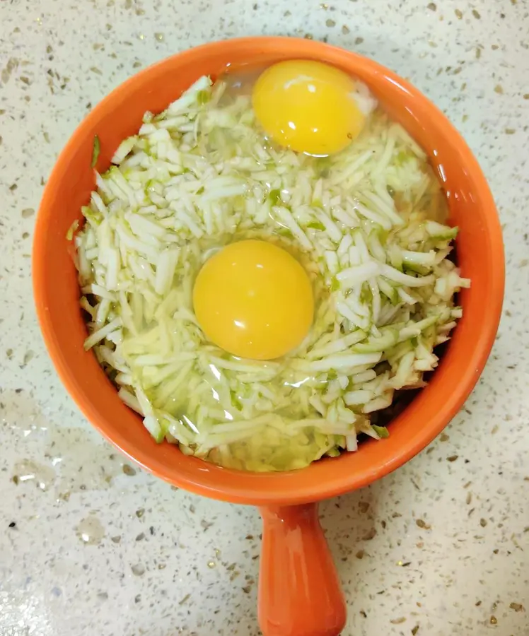 Today's breakfast: toast mashed potato chocolate box, cabbage tofu soup, zucchini steamed egg step 0