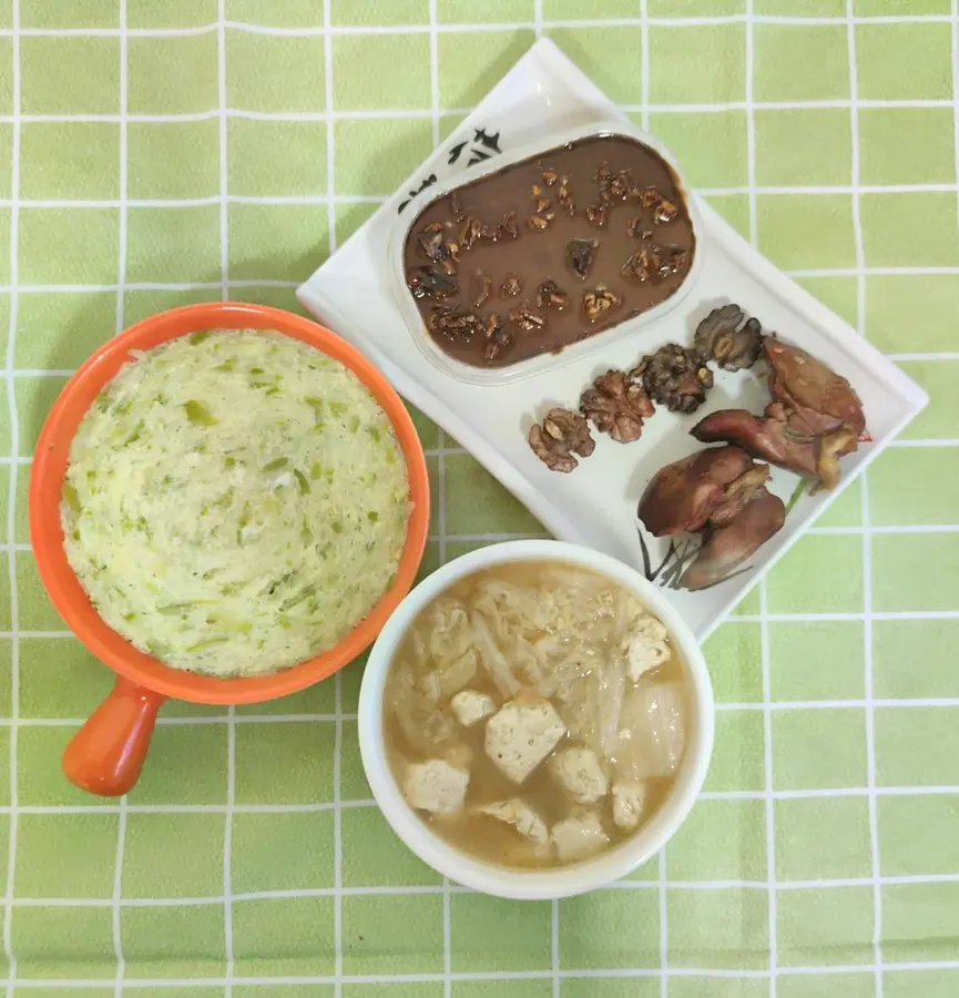 Today's breakfast: toast mashed potato chocolate box, cabbage tofu soup, zucchini steamed egg step 0