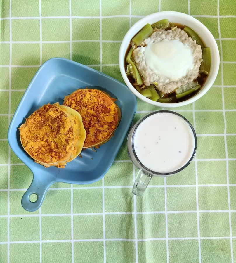 Today's breakfast: steamed eggs with loofah and meat foam, purple potato milk cup, mashed potato and meat muffins