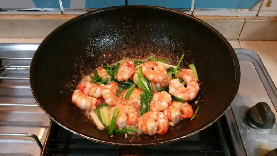 Stir-fried shrimp with green onions step 0