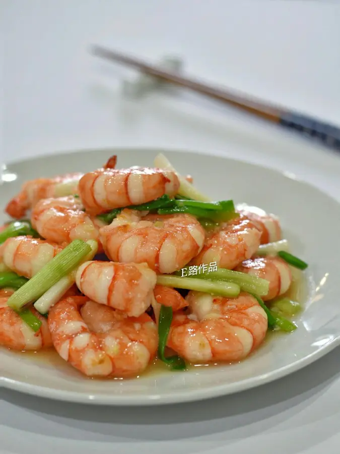 Stir-fried shrimp with green onions step 0