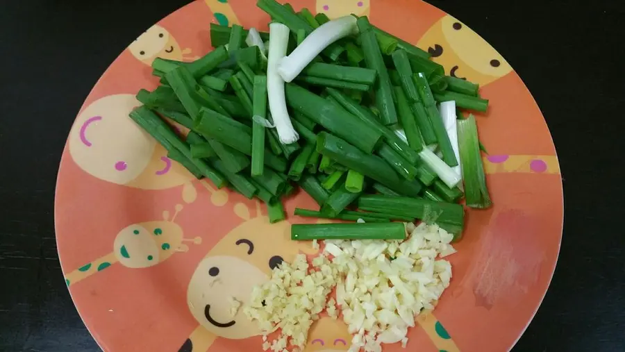 Stir-fried shrimp with green onions step 0