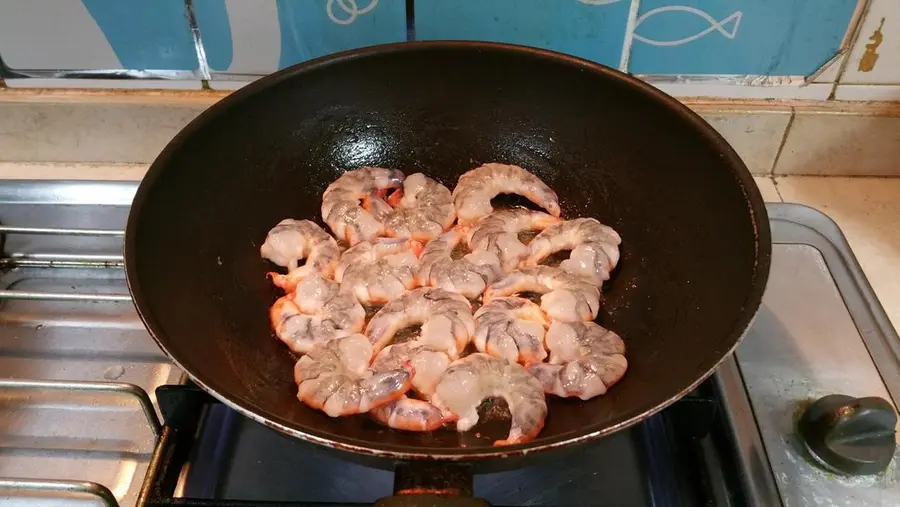 Stir-fried shrimp with green onions step 0