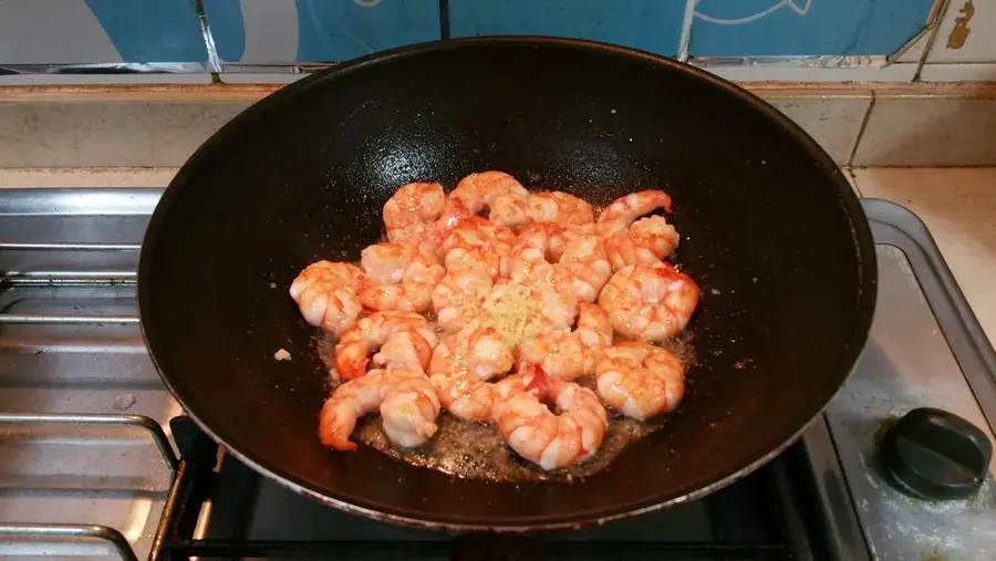 Stir-fried shrimp with green onions step 0