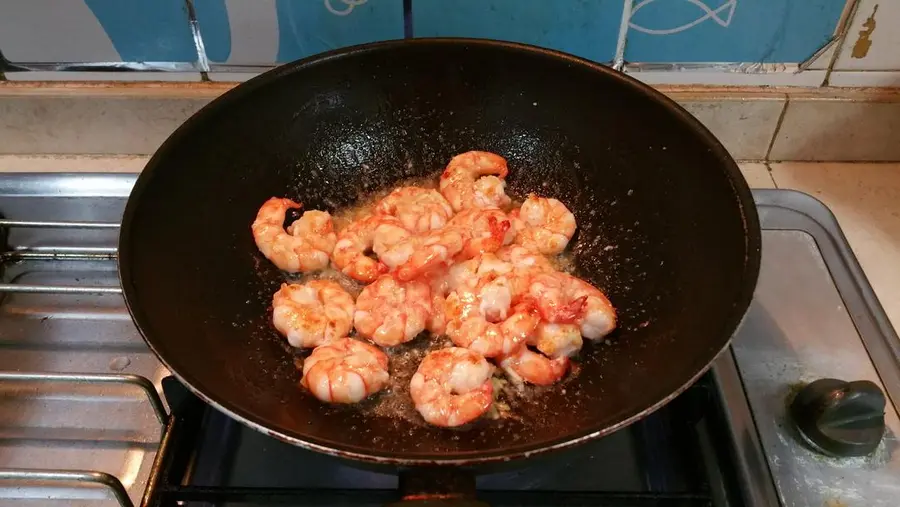 Stir-fried shrimp with green onions step 0