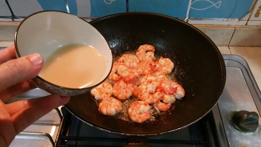 Stir-fried shrimp with green onions step 0