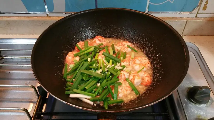 Stir-fried shrimp with green onions step 0