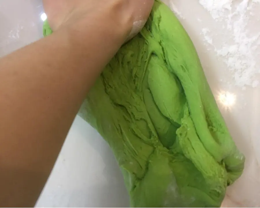 The spinach juice knife cut steamed buns are super small and fresh step 0