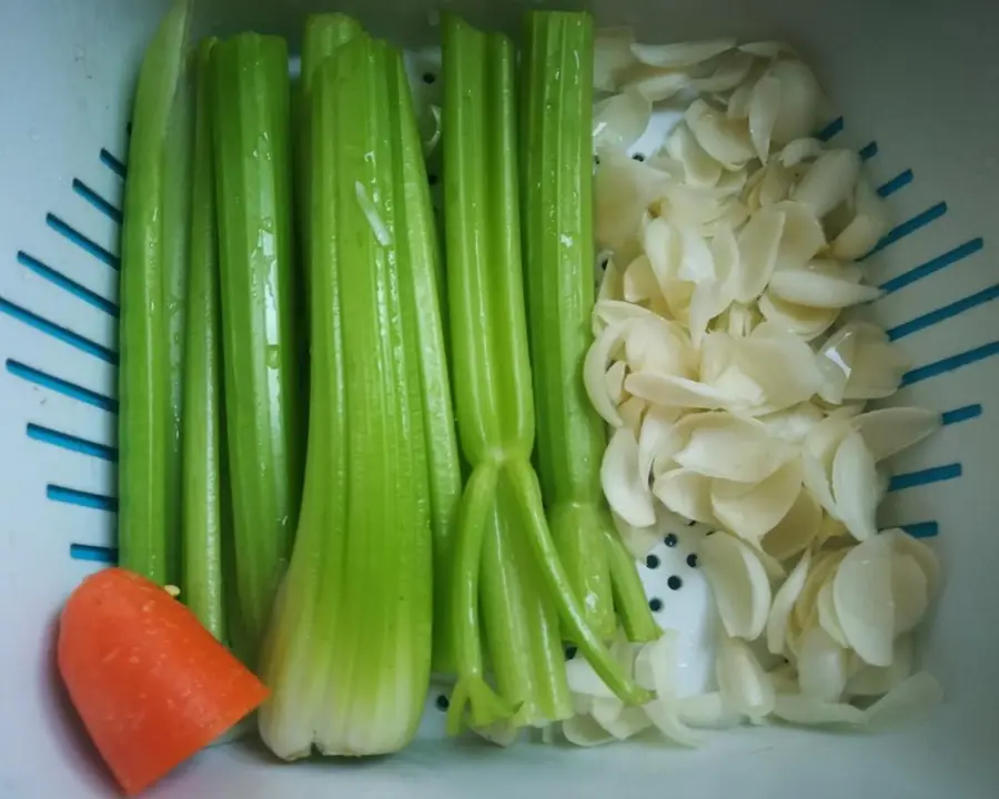 Stir-fried lilies with celery step 0