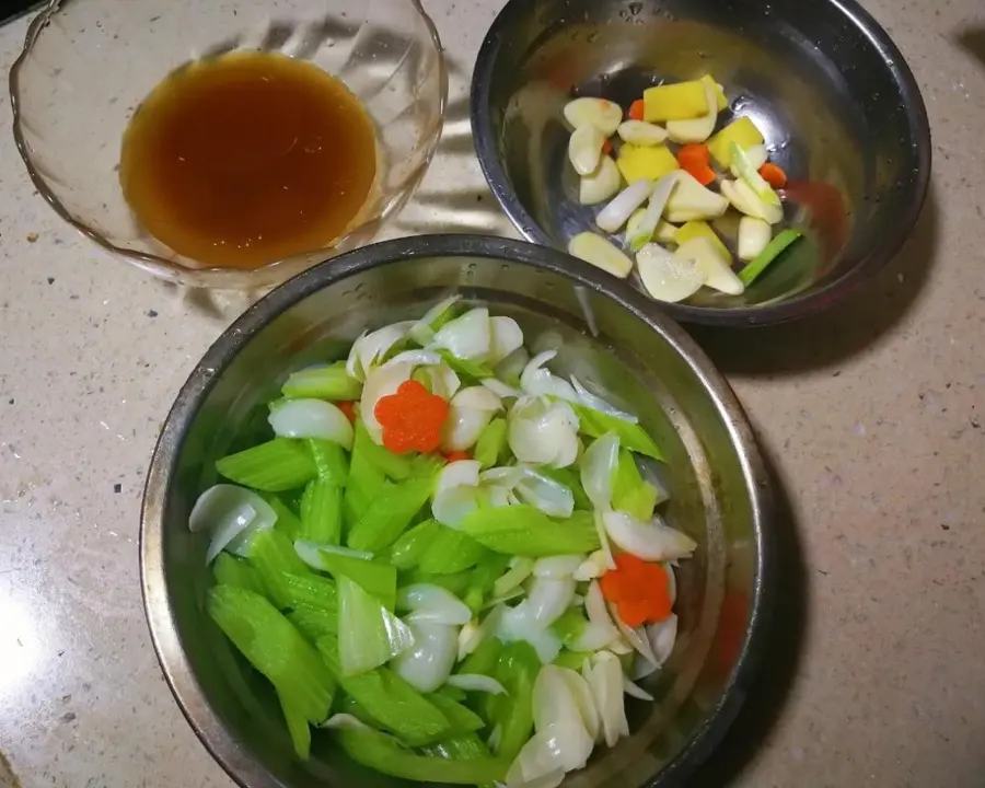 Stir-fried lilies with celery step 0