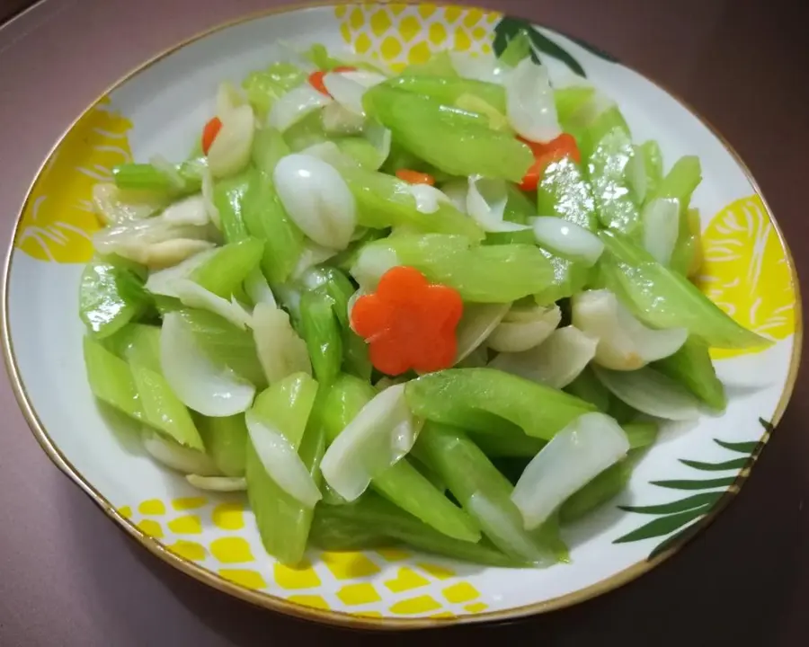 Stir-fried lilies with celery step 0