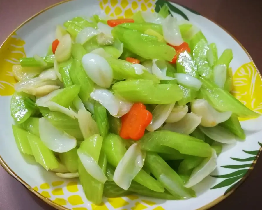 Stir-fried lilies with celery