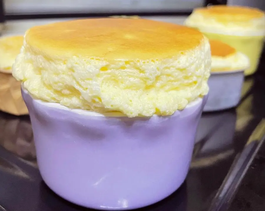 Do you have to use a porcelain bowl to bake soufflÃ©? Do you have to smear butter and sugar on the inside wall? â€”â€”Western Cuisine (41) step 0