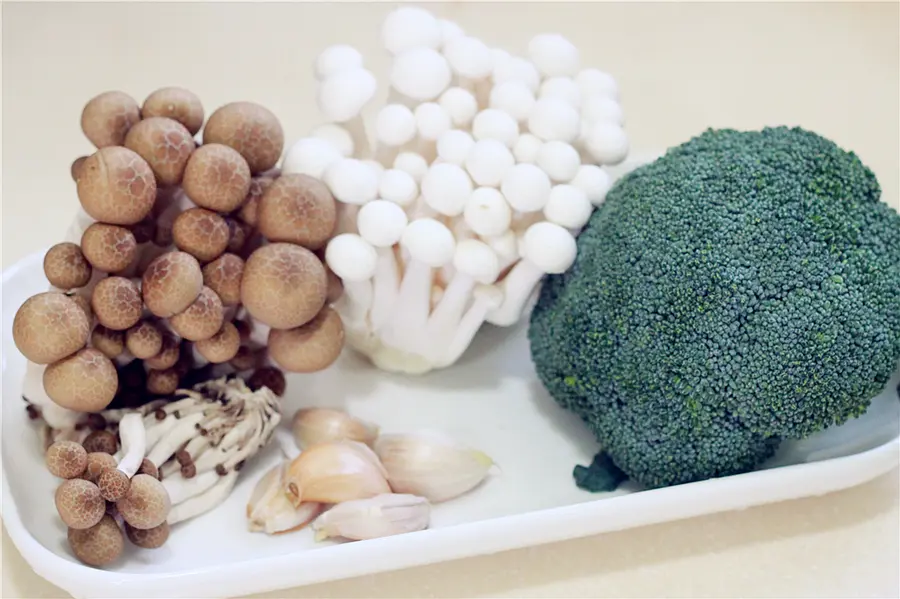 Little fresh! Stir-fried mushrooms with garlic broccoli step 0