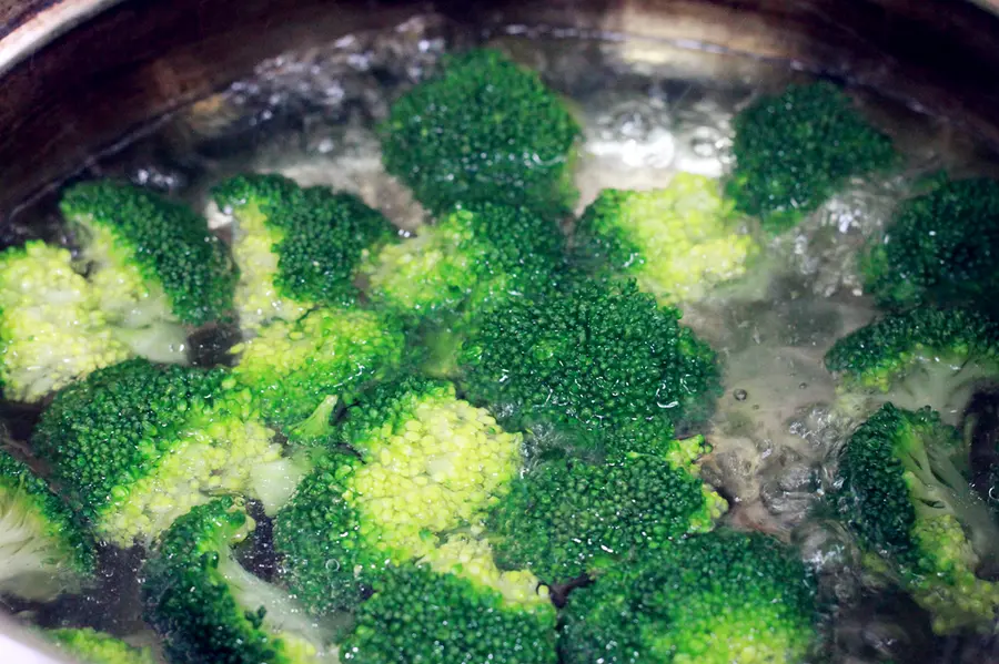 Little fresh! Stir-fried mushrooms with garlic broccoli step 0