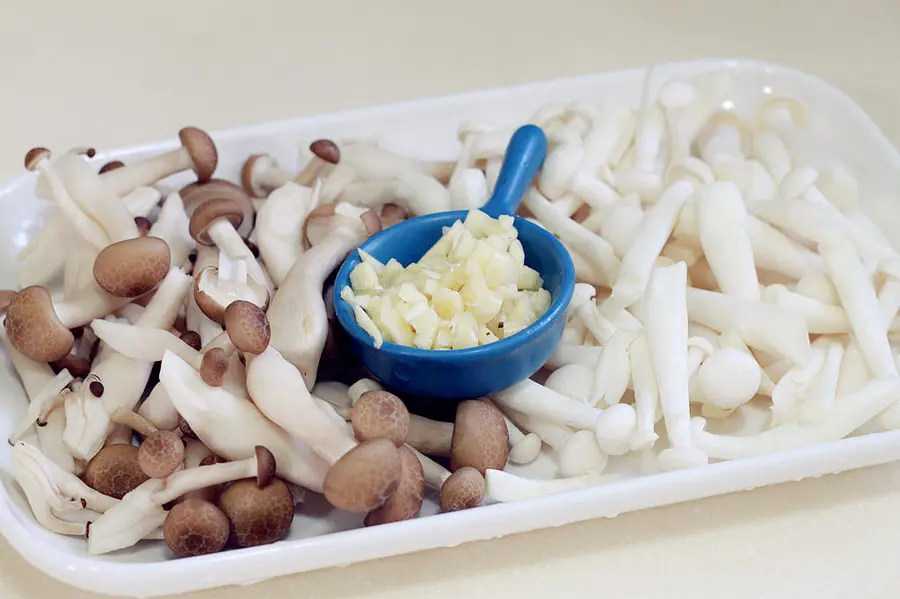 Little fresh! Stir-fried mushrooms with garlic broccoli step 0