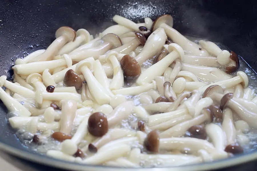 Little fresh! Stir-fried mushrooms with garlic broccoli step 0