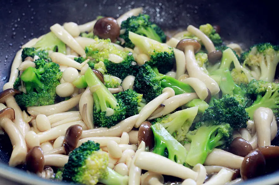 Little fresh! Stir-fried mushrooms with garlic broccoli step 0